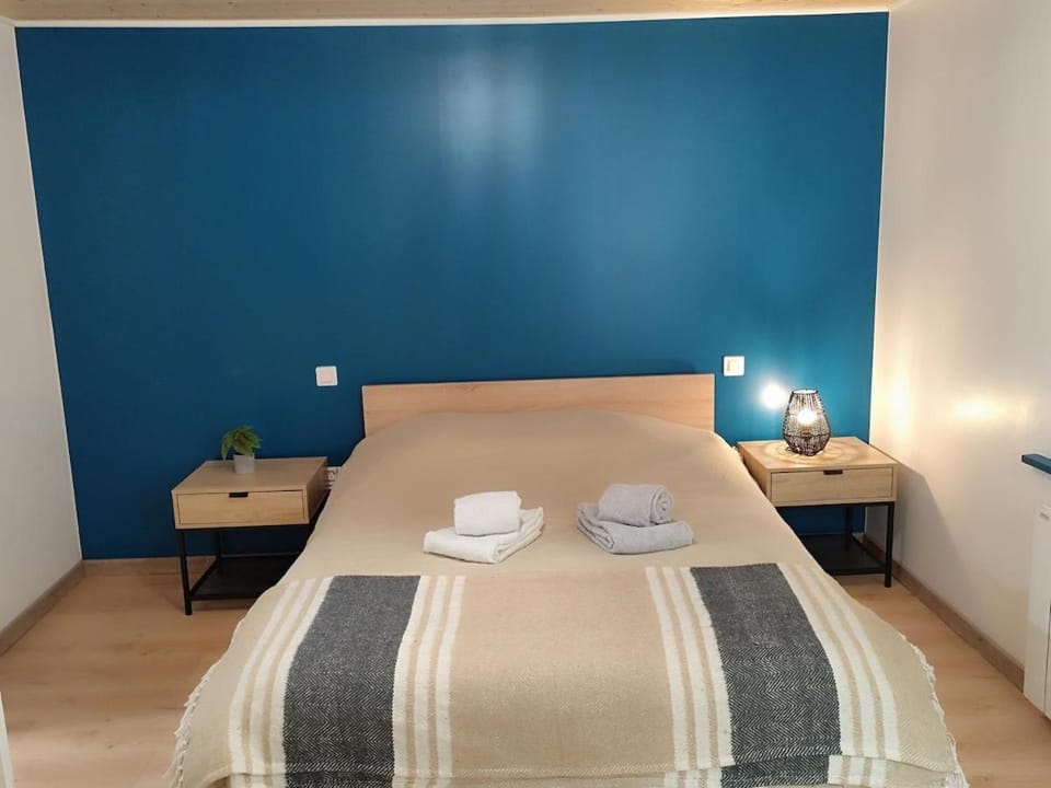 Bed, Photo of the whole room, Bedroom, towels