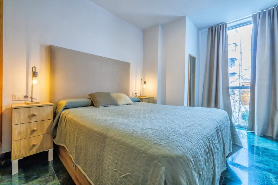 Bed, Photo of the whole room, Bedroom, heating, towels, air conditioner