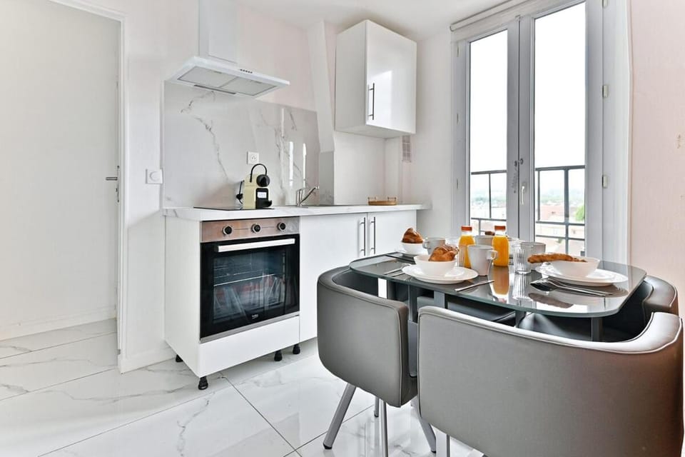 Kitchen or kitchenette, Dining area