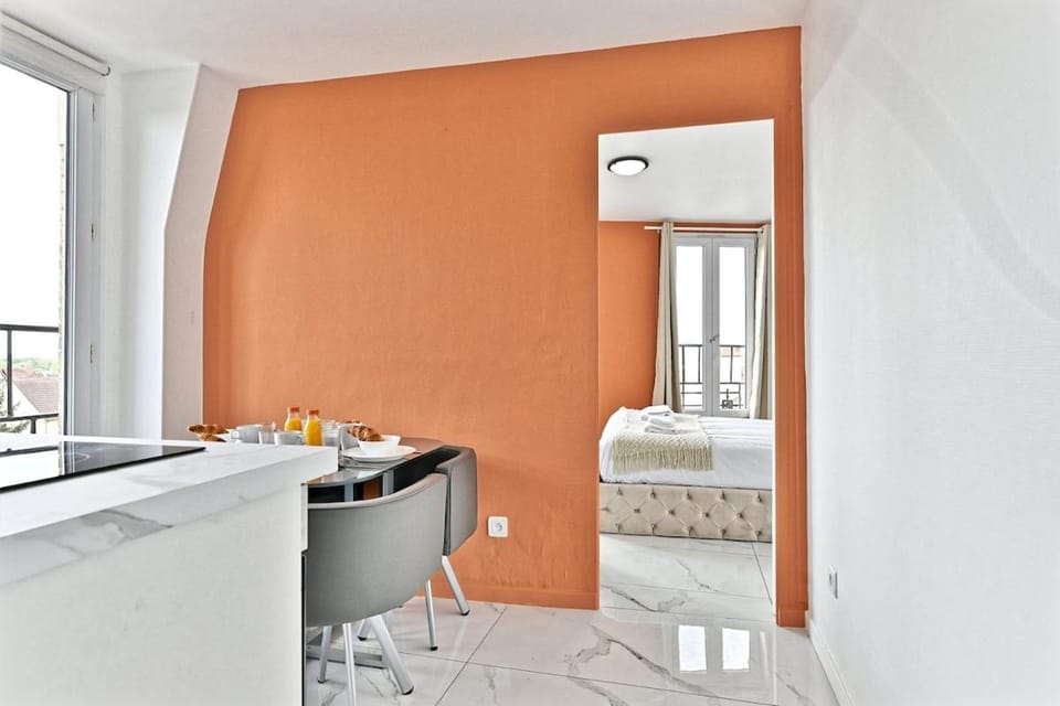 Bed, Seating area, Dining area