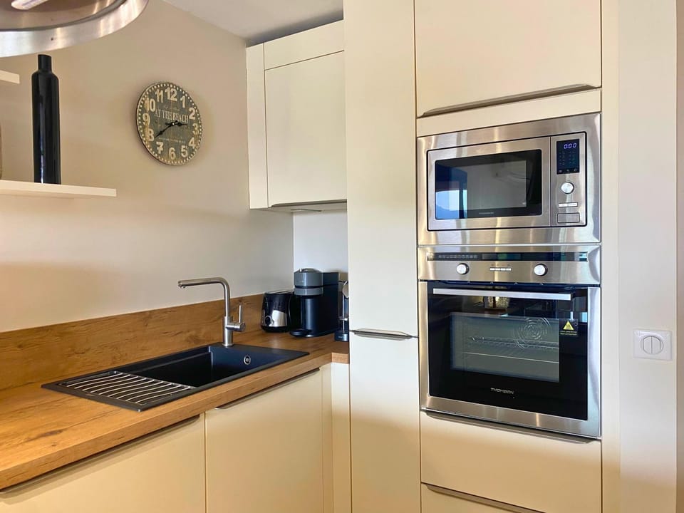 Kitchen or kitchenette, oven
