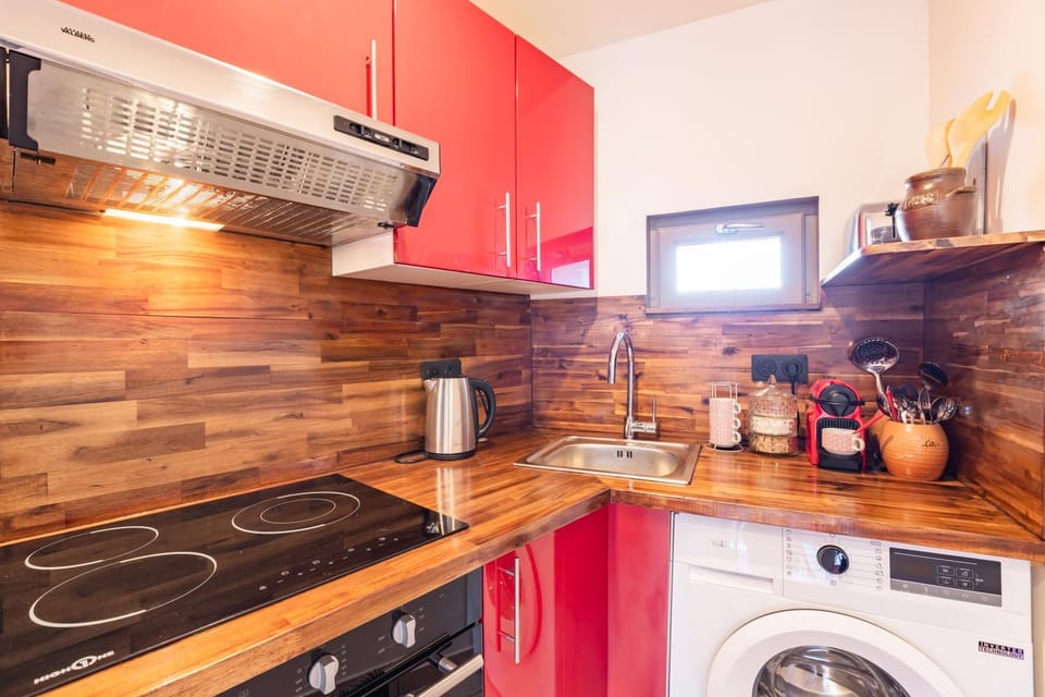 Coffee/tea facilities, Kitchen or kitchenette, oven, stove, toaster, washing machine