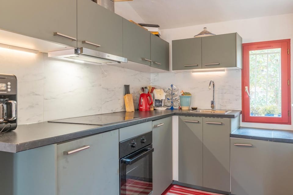 Coffee/tea facilities, Kitchen or kitchenette, dishwasher, stove