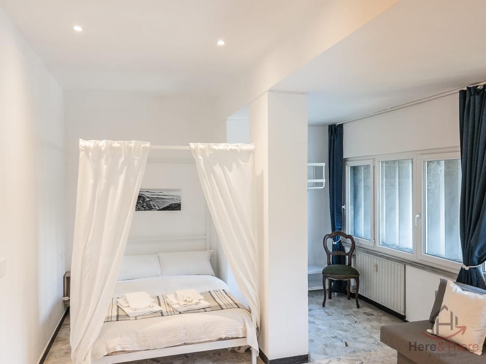 Bed, TV and multimedia, Photo of the whole room, Bedroom, towels
