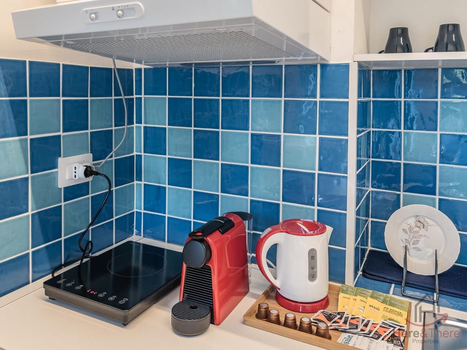 Coffee/tea facilities, Kitchen or kitchenette, minibar, stove