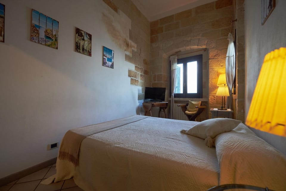 Bed, TV and multimedia, Bedroom