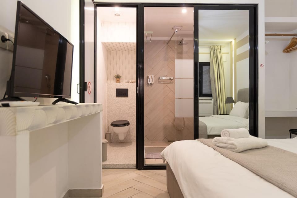 Shower, Toilet, Bed, Bathroom, TV and multimedia, Photo of the whole room, Bedroom, towels