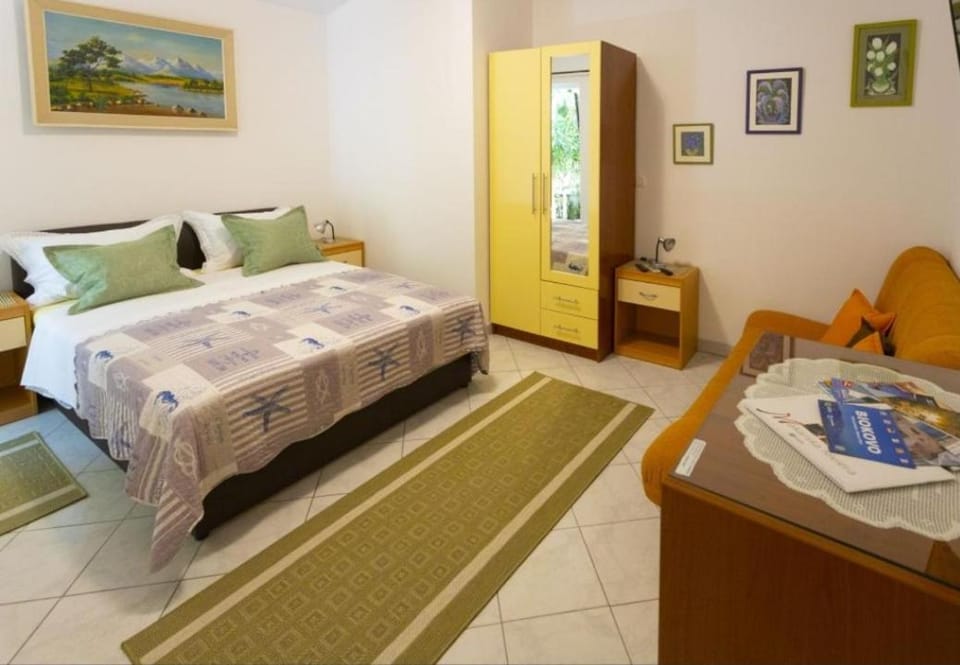 Bed, Seating area, Bedroom, towels