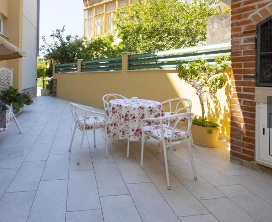 Property building, Patio, Day, Balcony/Terrace