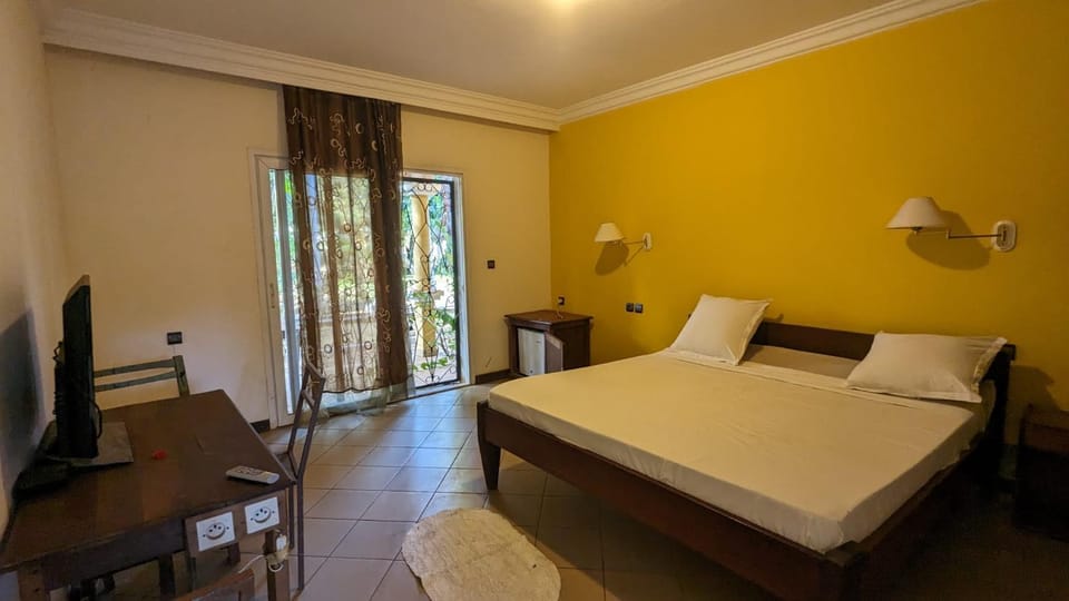 Bed, TV and multimedia, Photo of the whole room, Bedroom