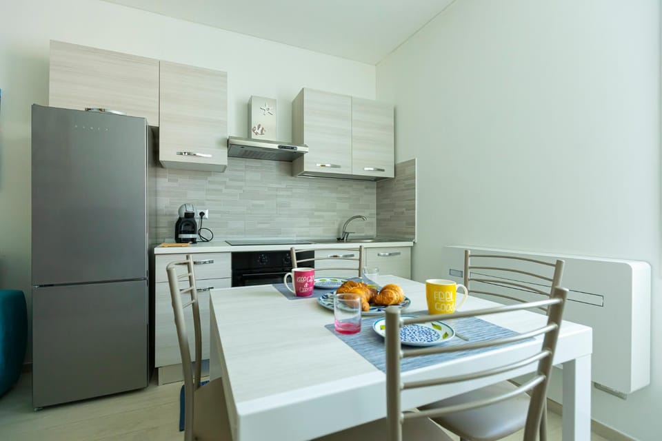 Kitchen or kitchenette, Dining area, stove