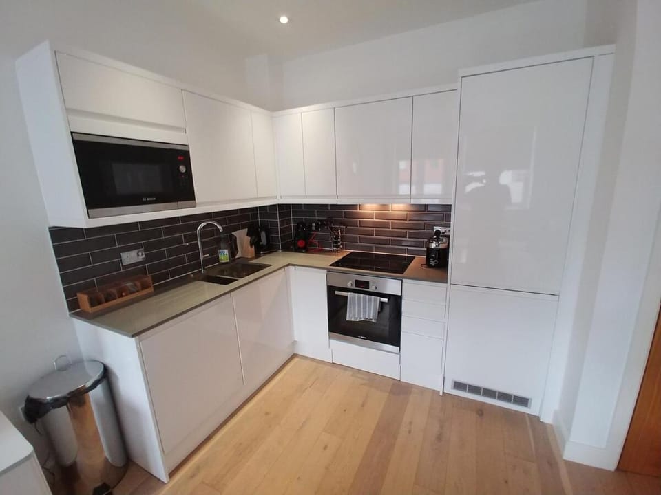 Reigate - Lovely modern serviced apartment by Mobius Property Apartment in Reigate