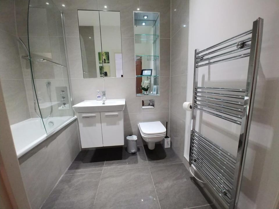 Reigate - Lovely modern serviced apartment by Mobius Property Apartment in Reigate