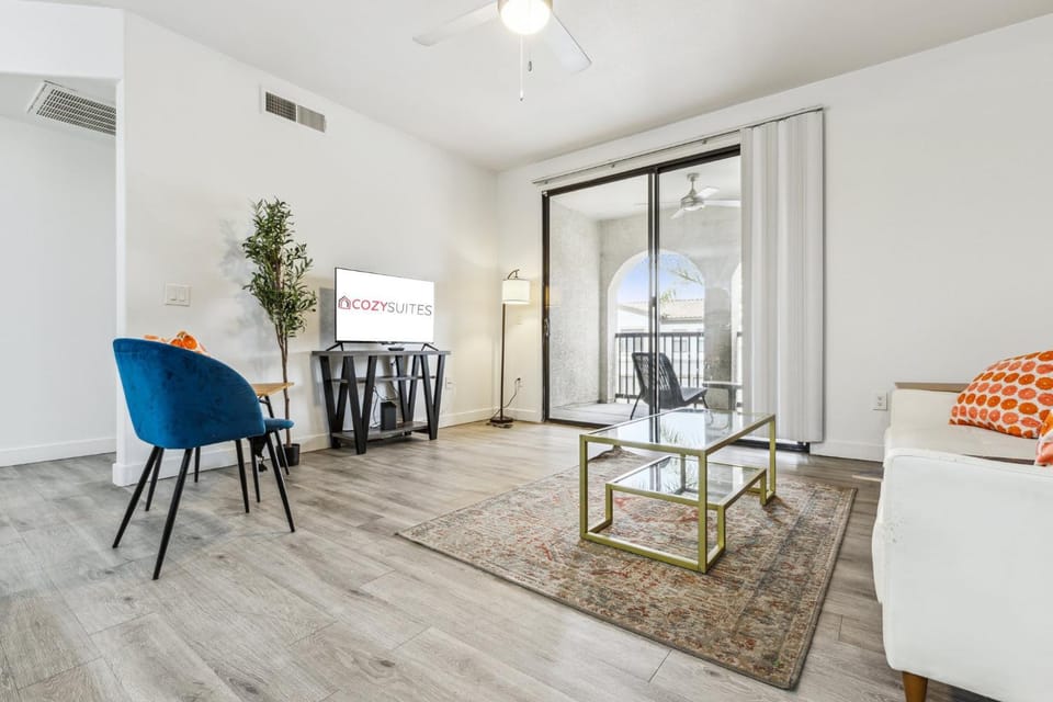 CozySuites Glendale by the stadium with pool 31 Apartment in Glendale