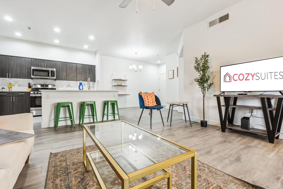 CozySuites Glendale by the stadium with pool 31 Apartment in Glendale