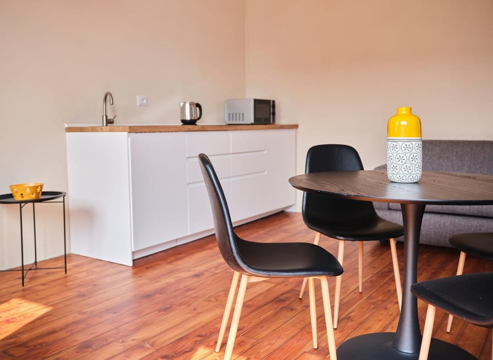 Kitchen or kitchenette, Dining area
