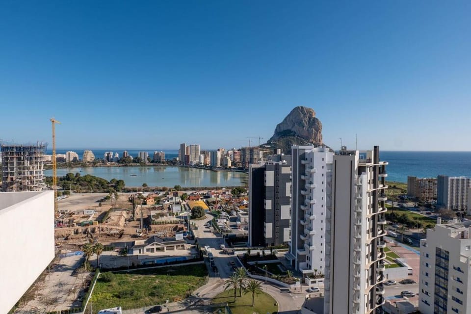 Property building, Nearby landmark, Day, Natural landscape, Bird's eye view, City view, Sea view, Location