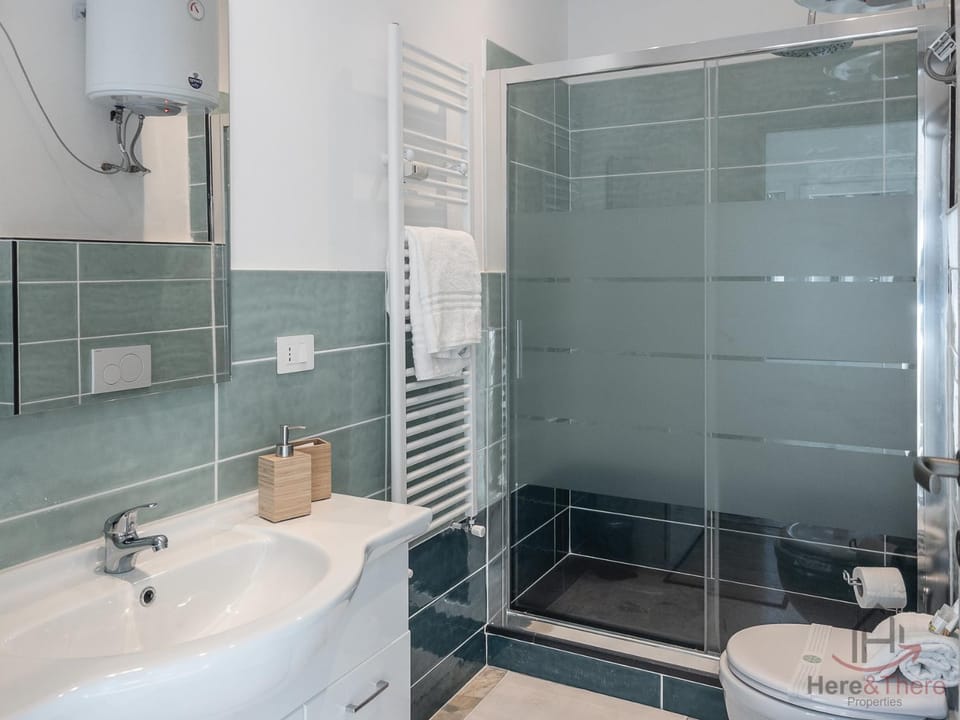 Shower, Toilet, Bathroom, towels