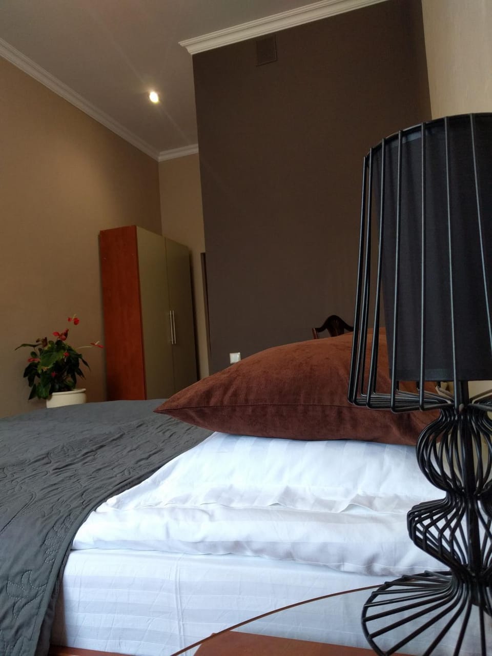 Photo of the whole room, Decorative detail, Garden view