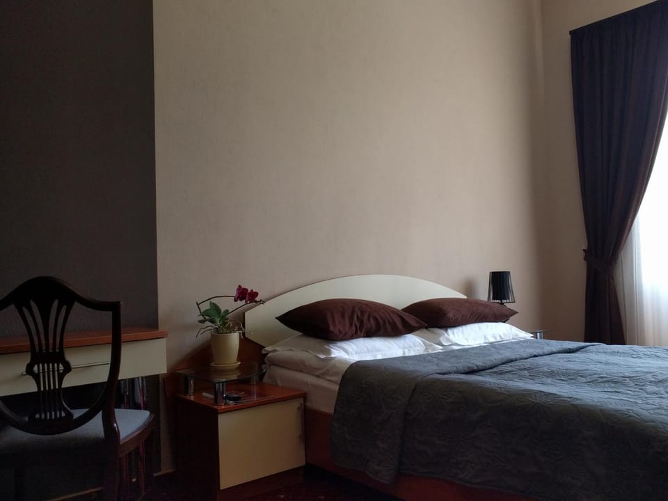 Photo of the whole room, Decorative detail, Bedroom, Garden view