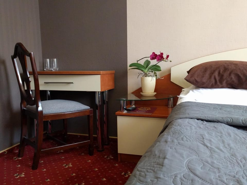 Photo of the whole room, Decorative detail, Bedroom, Garden view