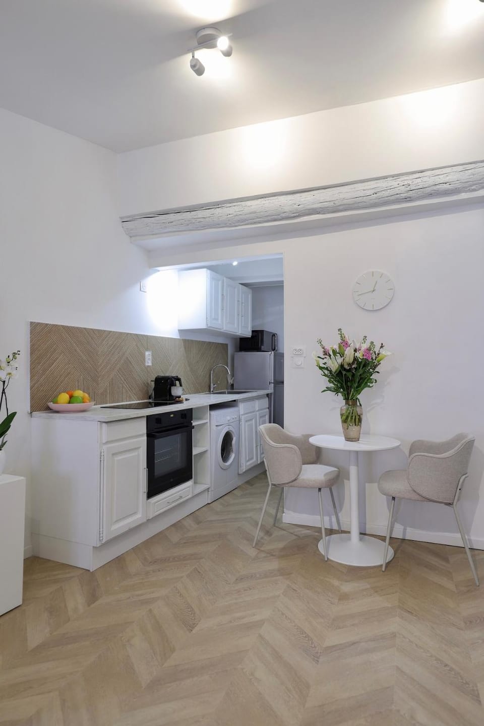 Kitchen or kitchenette, Dining area, oven, washing machine