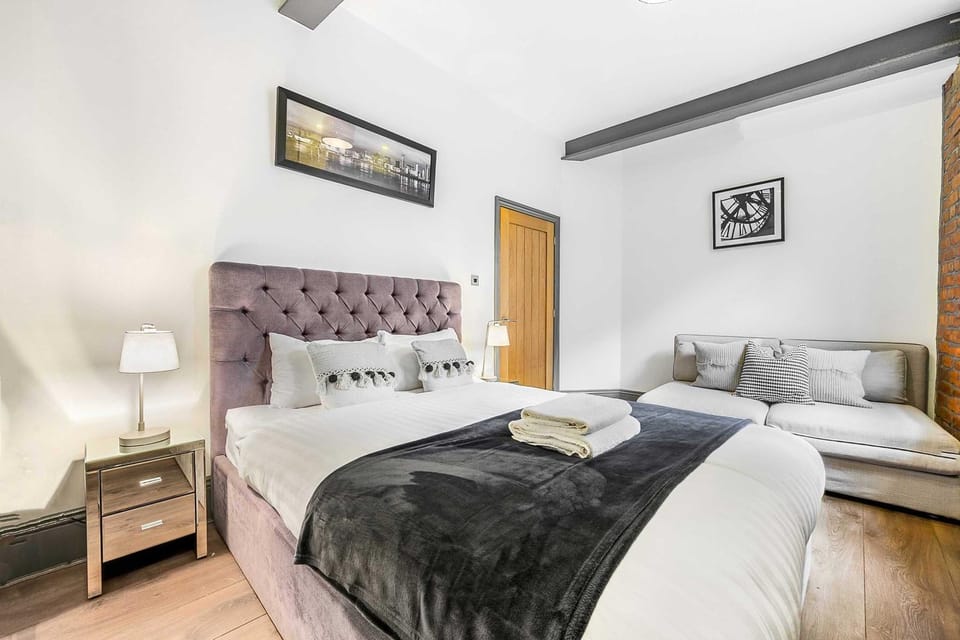 Bed, Bedroom, towels