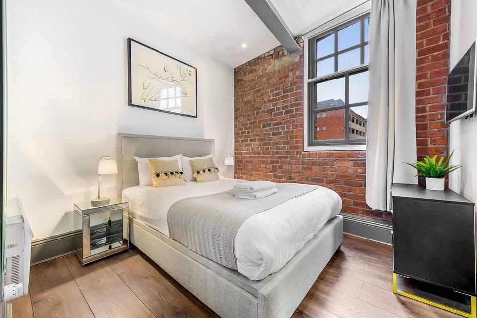 Bed, TV and multimedia, Bedroom