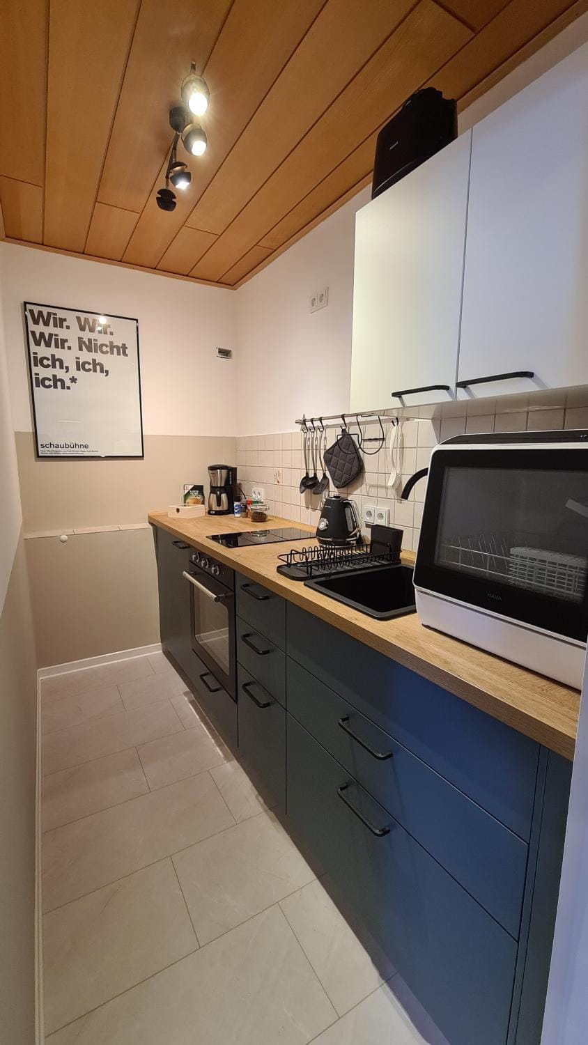 Coffee/tea facilities, Kitchen or kitchenette, dishwasher, stove, toaster