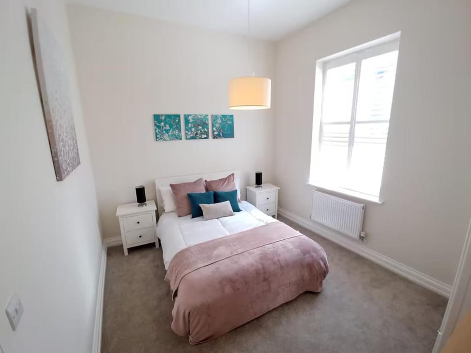 Reigate Spacious Apartment by Mobius Property Apartment in Reigate
