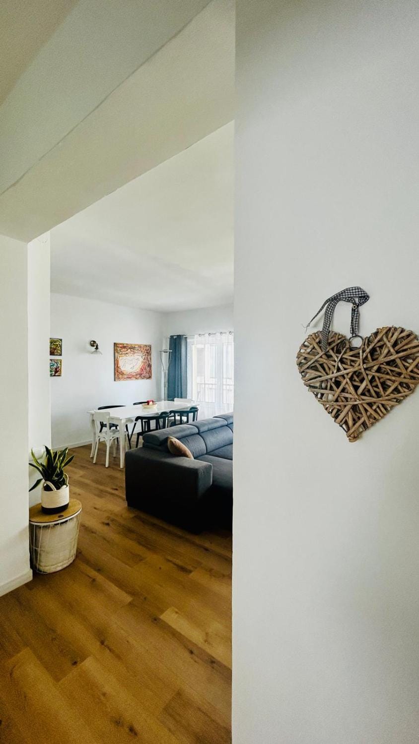 Seating area, Floor plan, Family
