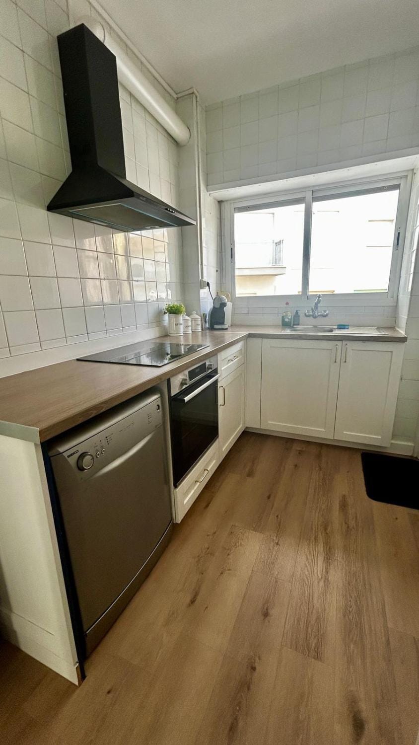 Kitchen or kitchenette, dishwasher, oven