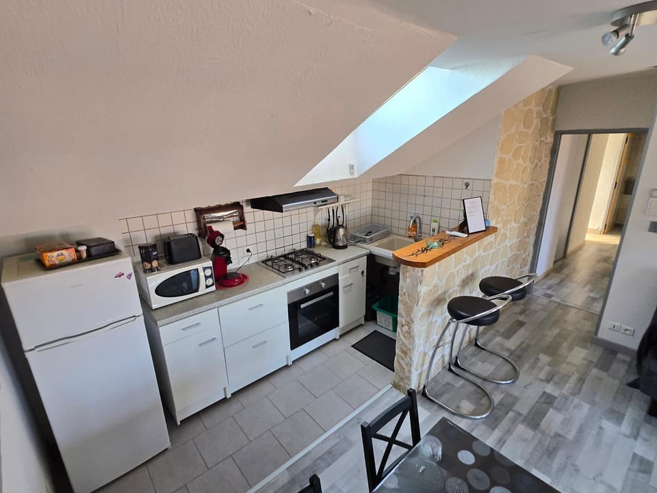 Coffee/tea facilities, Kitchen or kitchenette, Dining area, oven, stove