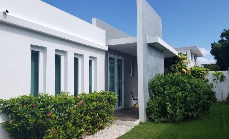 Villa Blanca Private Pool 3 Min Walk to Beach Apartment in San Juan