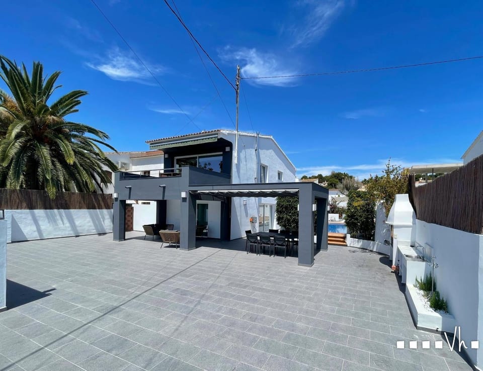Property building, Facade/entrance, Off site