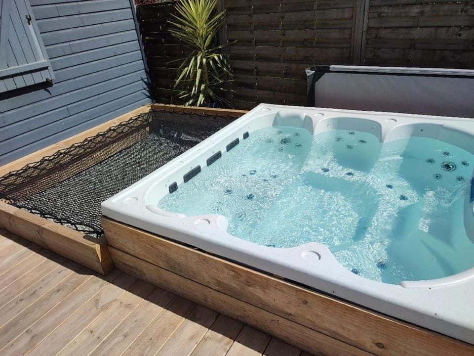 Hot Tub, Hot Tub