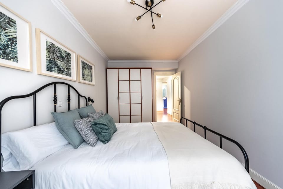 Ayuntamiento Bilbao, Casco Viejo -Parking optional Apartment in Bilbao