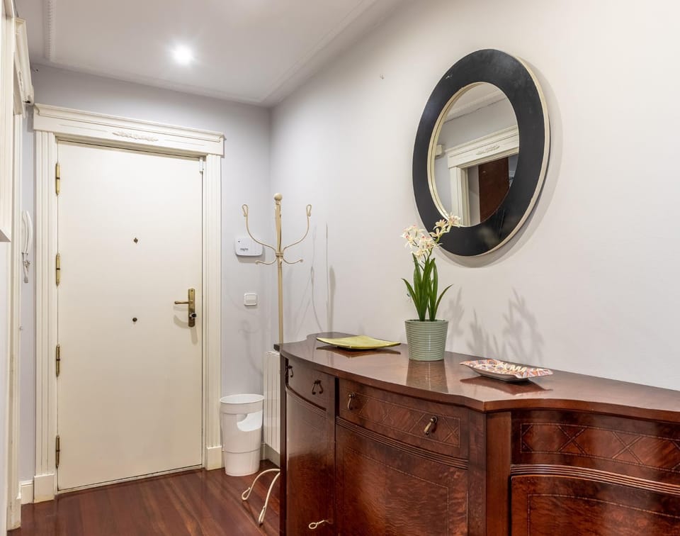 Ayuntamiento Bilbao, Casco Viejo -Parking optional Apartment in Bilbao