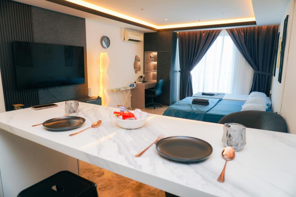 Bed, TV and multimedia, Living room, Food and drinks, Photo of the whole room, Seating area, Dining area, Bedroom, Food, towels