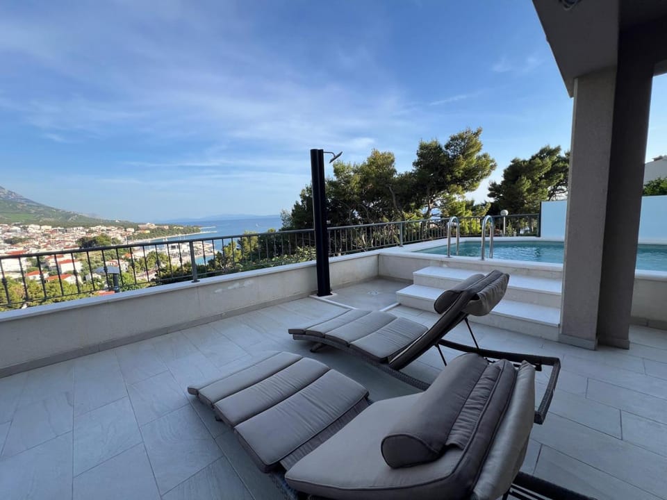 Patio, Day, Natural landscape, View (from property/room), Balcony/Terrace, Seating area, Mountain view, Pool view, Swimming pool, sunbed