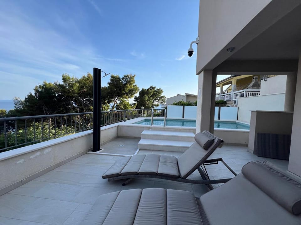 Patio, Day, Natural landscape, View (from property/room), Balcony/Terrace, Balcony/Terrace, Seating area, Pool view, Swimming pool, Swimming pool, sunbed