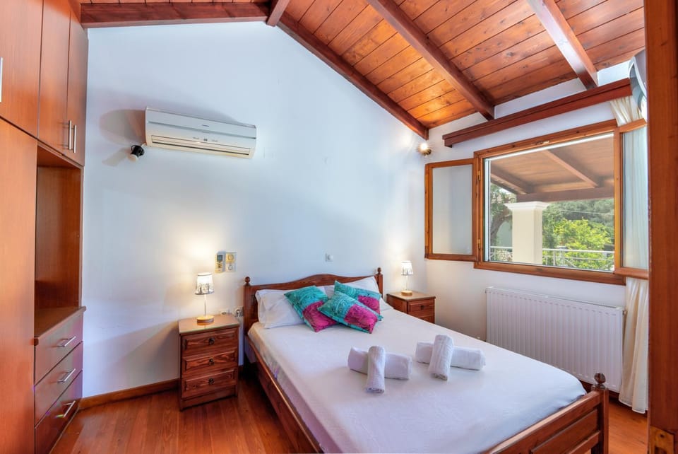 Bed, Photo of the whole room, Bedroom, towels, air conditioner