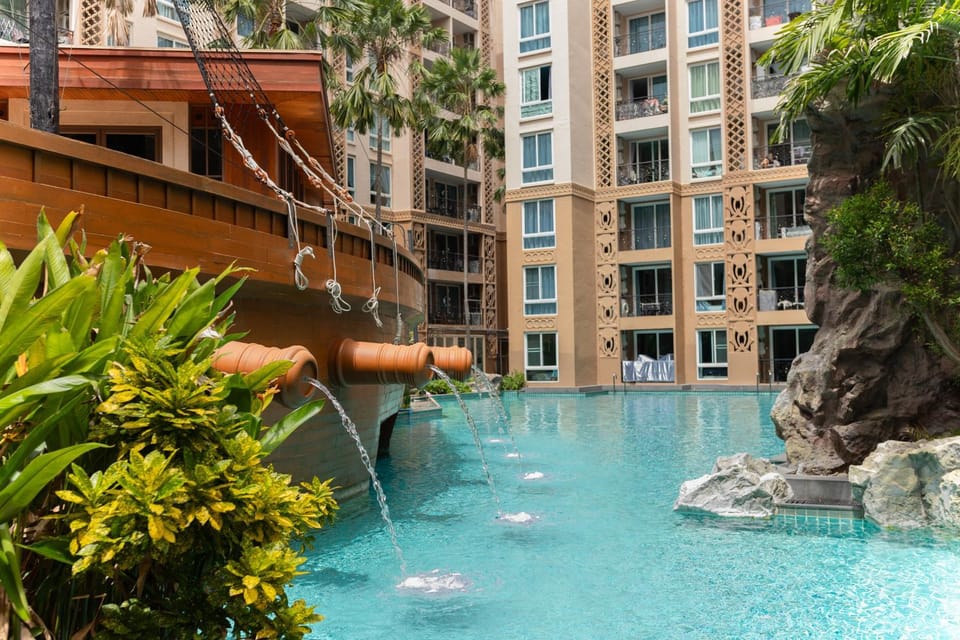 Property building, Day, Pool view, Swimming pool