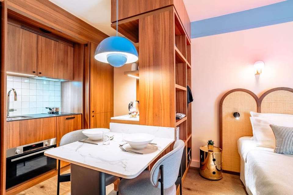 Kitchen or kitchenette, Dining area