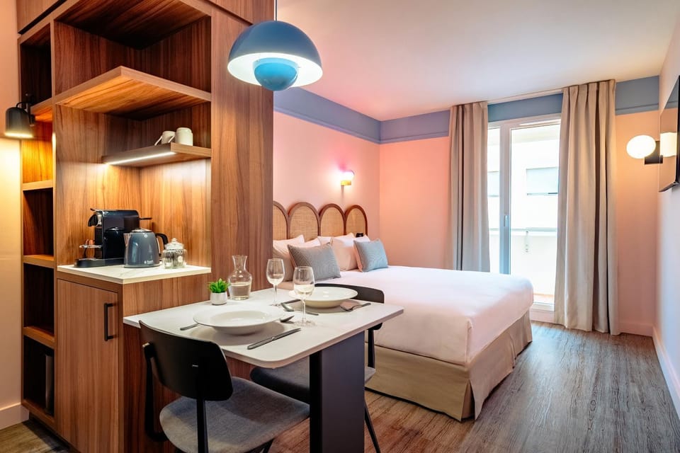 Bed, Coffee/tea facilities, Kitchen or kitchenette, Photo of the whole room, Dining area, Bedroom