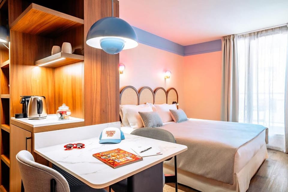 Bed, Kitchen or kitchenette, Photo of the whole room