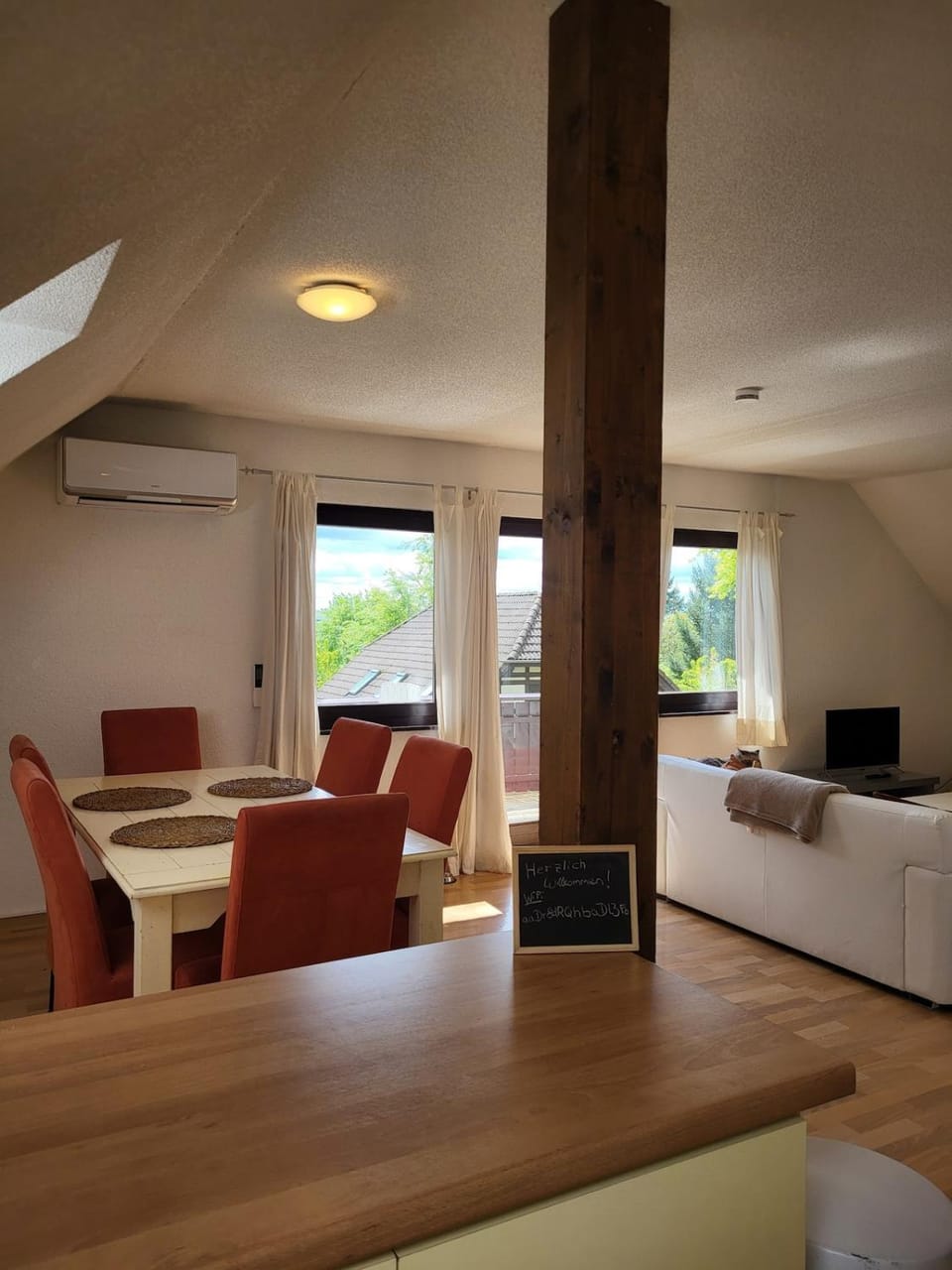 Communal lounge/ TV room, TV and multimedia, Living room, Seating area, Dining area, air conditioner