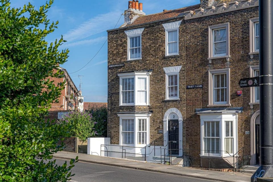 Lovely house on Trinity Square, edge of Old Town House in Margate