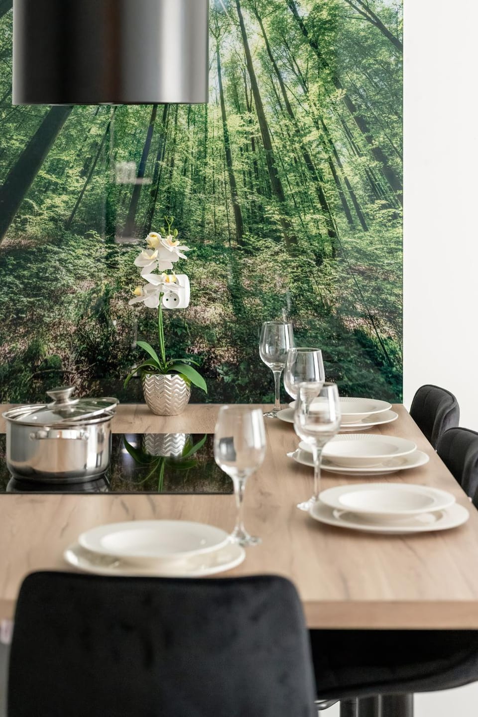 Photo of the whole room, Dining area