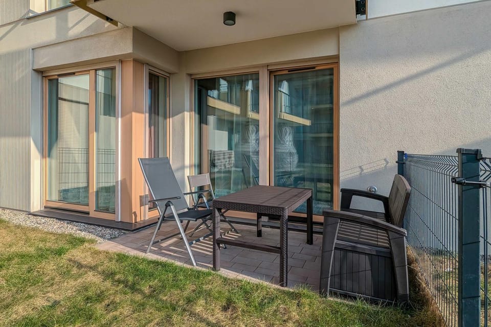 Property building, Day, Garden, Balcony/Terrace